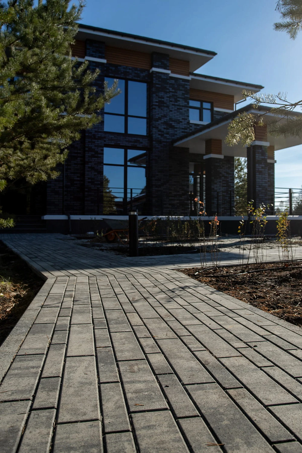 Ландшафтный дизайн в Тюмени с плиткой Ригель, Трио, 300х900 мм