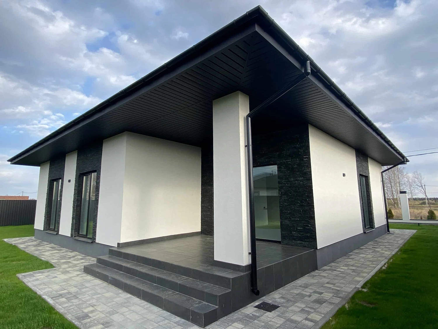 Частная территория с плиткой Старый Город в цвете Антрацит