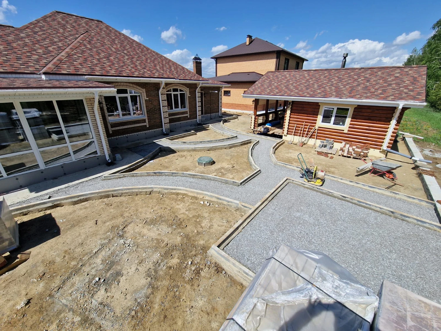 Укладка брусчатки в районе Дома обороны