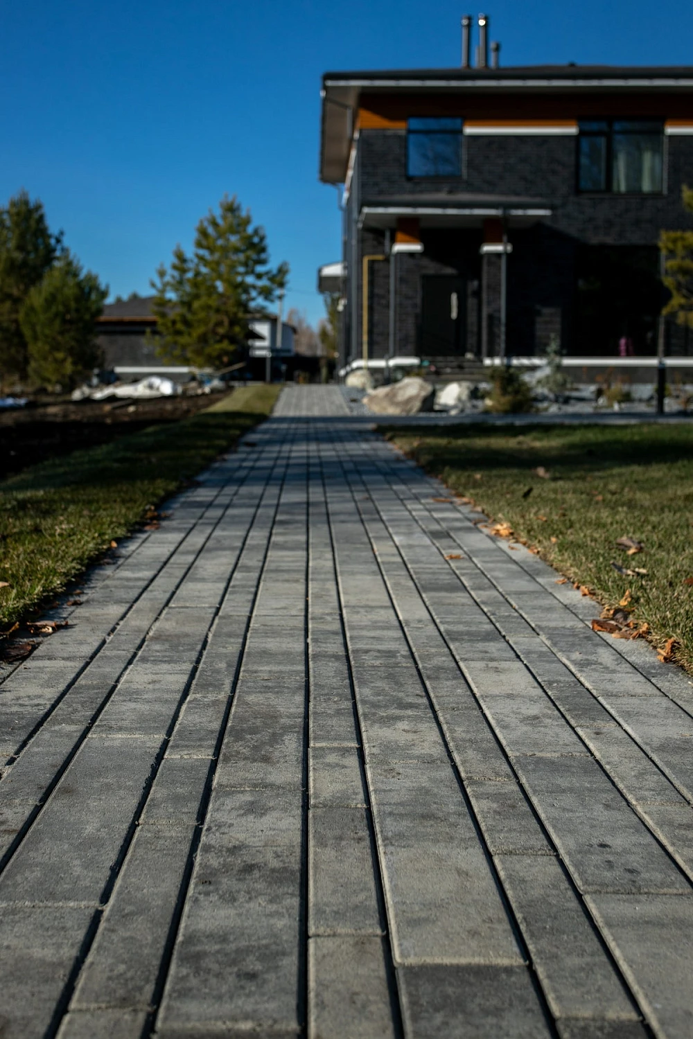 Ландшафтный дизайн в Тюмени с плиткой Ригель, Трио, 300х900 мм