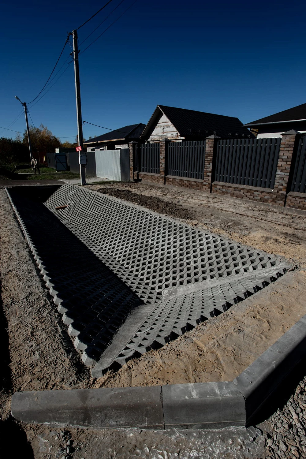 Благоустройство дома: плитка в цвете Антрацит и шаговые дорожки