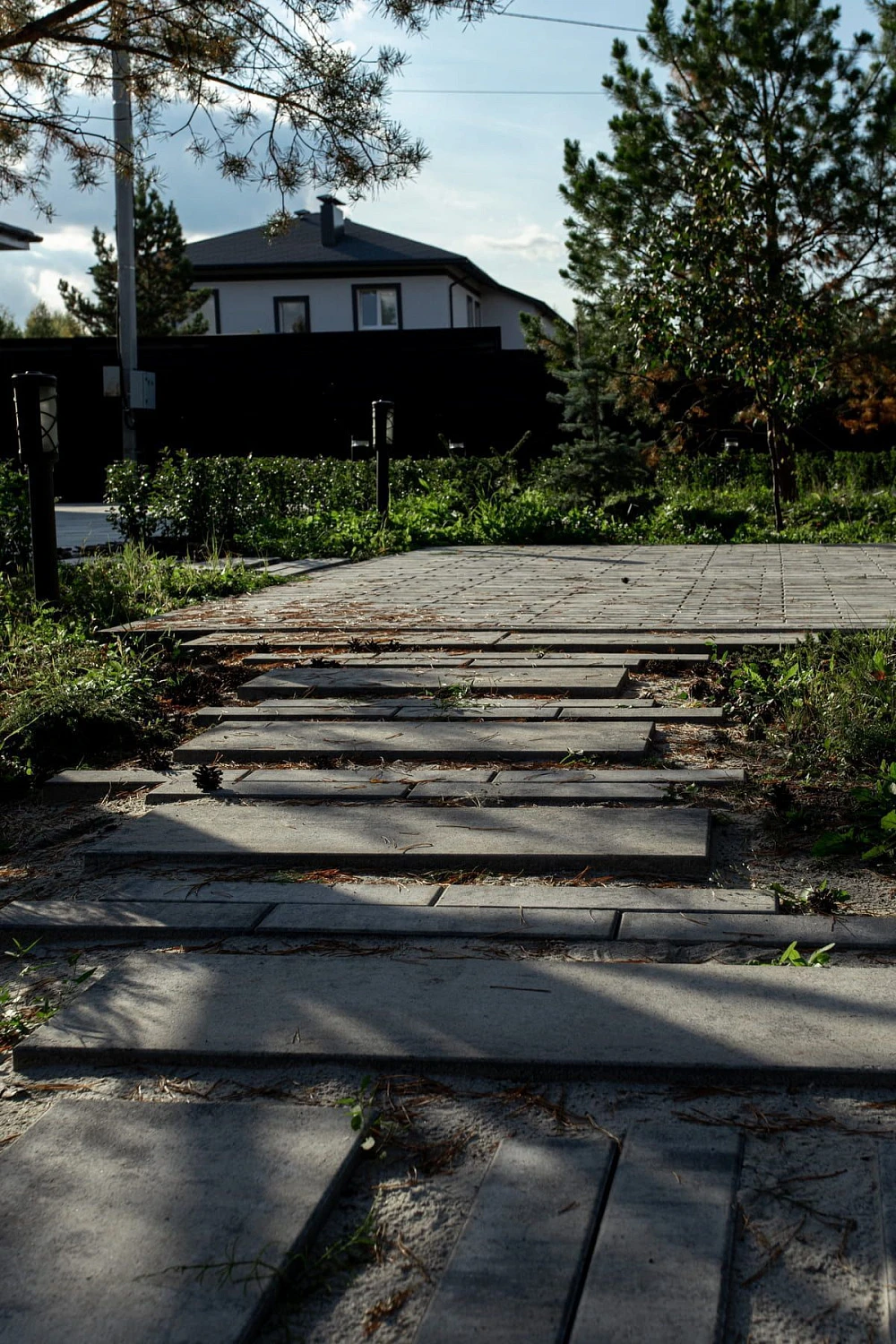 Ландшафтный дизайн в Тюмени с плиткой Ригель, Трио, 300х900 мм