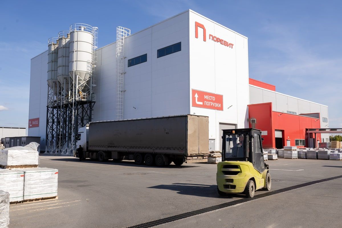 Завод Поревит находится в Арамиле. Точный адрес: город Екатеринбург, улица Авиастроителей, стр. 7, помещ. 14.