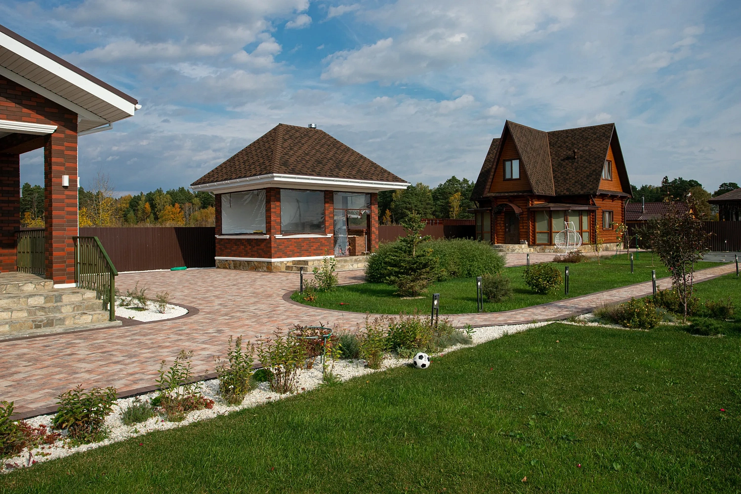 Благоустройство участка под ключ с тротуарными дорожками цвета Клен