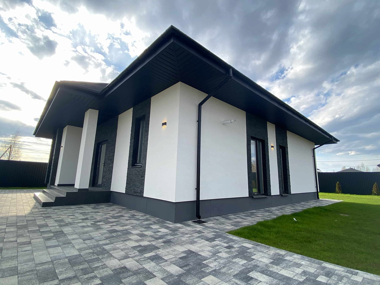 Частная территория с плиткой Старый Город в цвете Антрацит