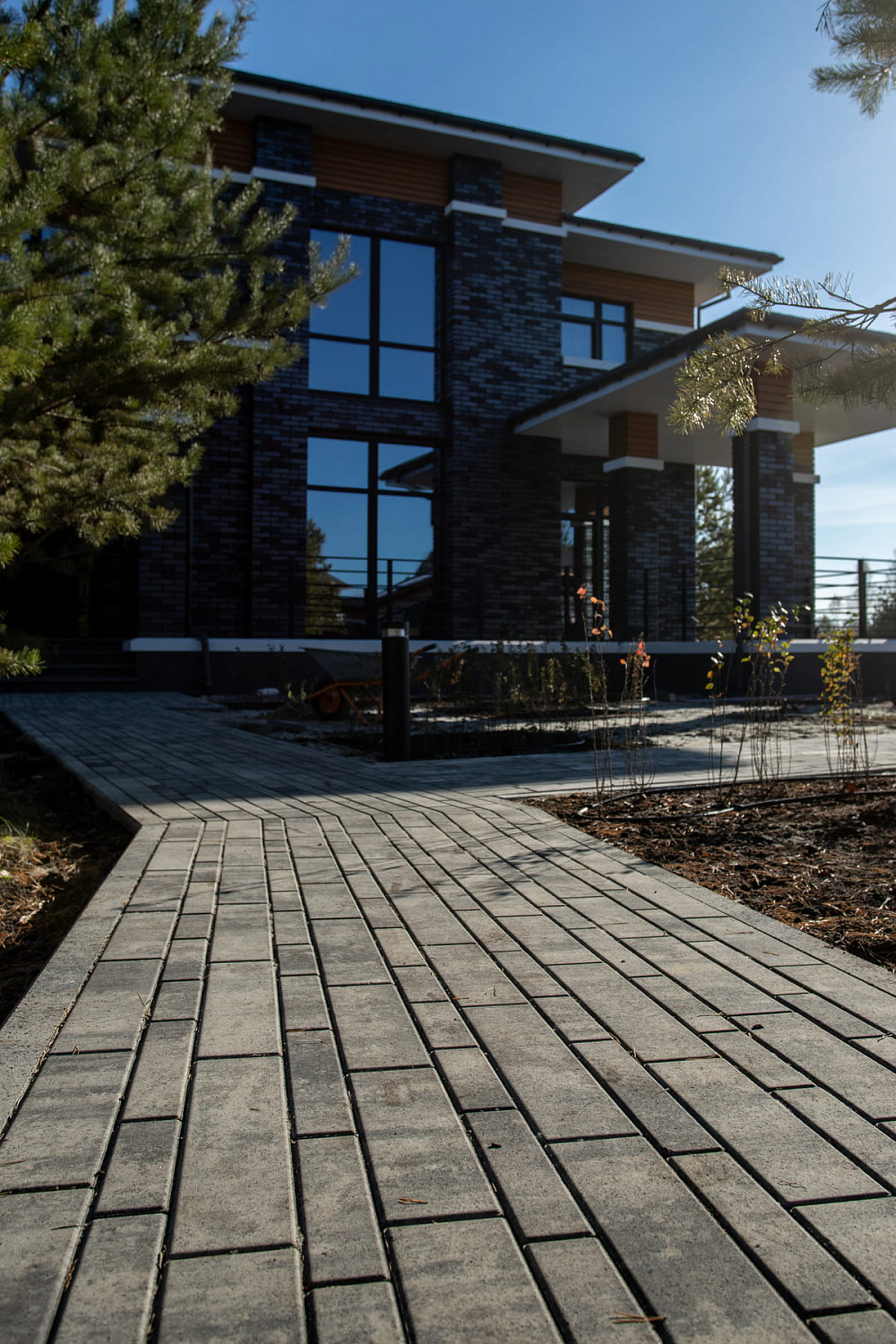 Ландшафтный дизайн в Тюмени с плиткой Ригель, Трио, 300х900 мм