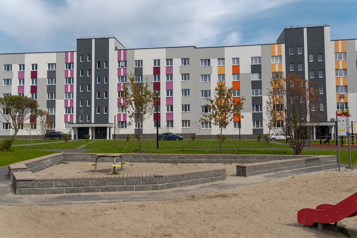 Жилой комплекс "Счастье" в Ялуторовске с декоративными ограждениями из серых бетонных блоков