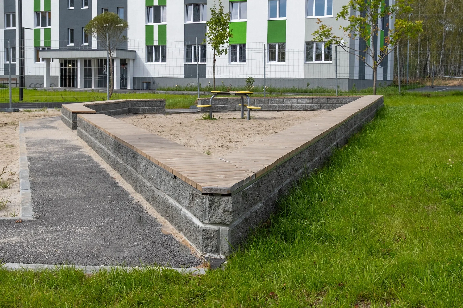 Жилой комплекс "Счастье" в Ялуторовске с декоративными ограждениями из серых бетонных блоков