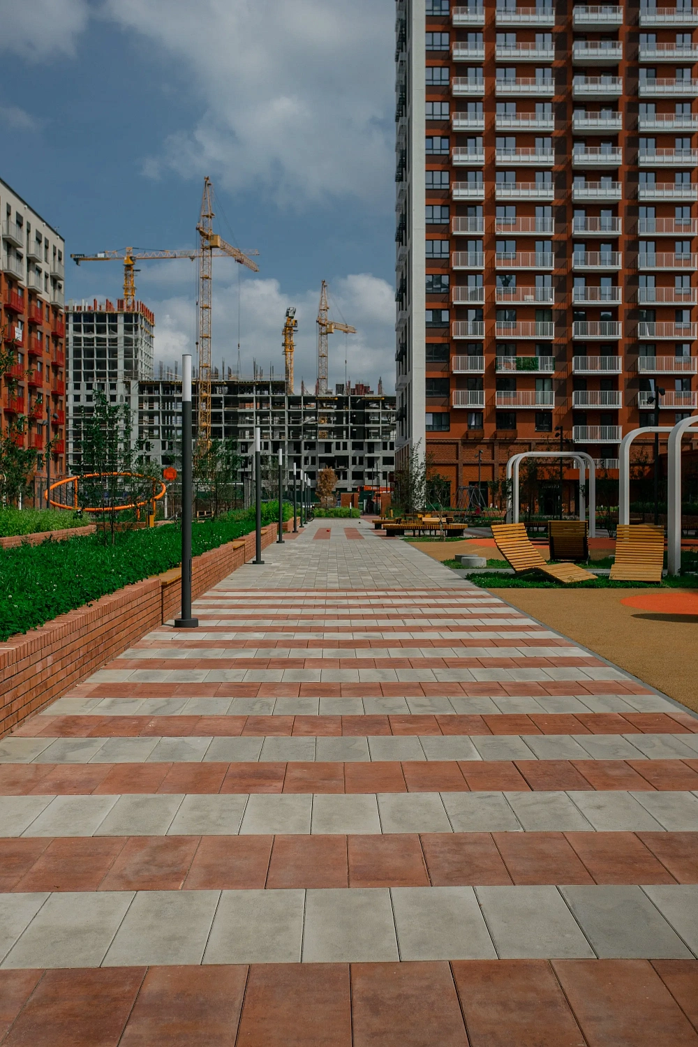 Тротуарная плита, клумбы из виброкирпича в жилом комплексе "Ботаника", Тюмень
