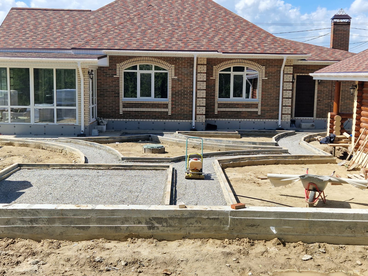 Укладка брусчатки в районе Дома обороны