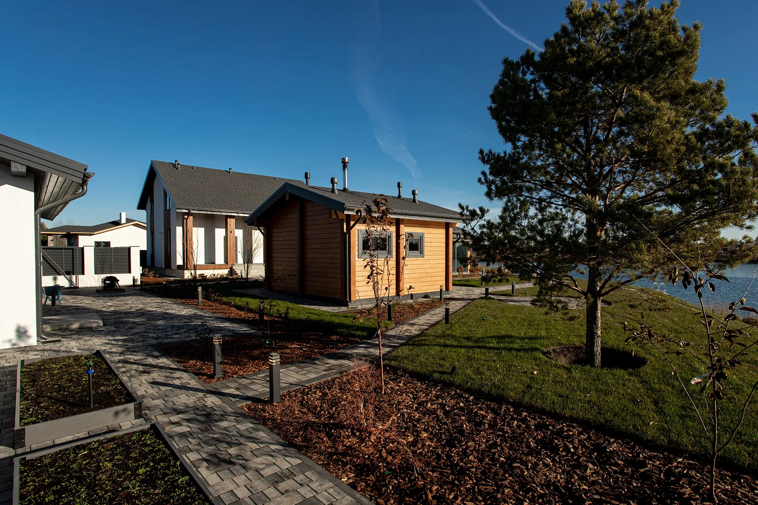 Укладка тротуарной плиты на участке с озером