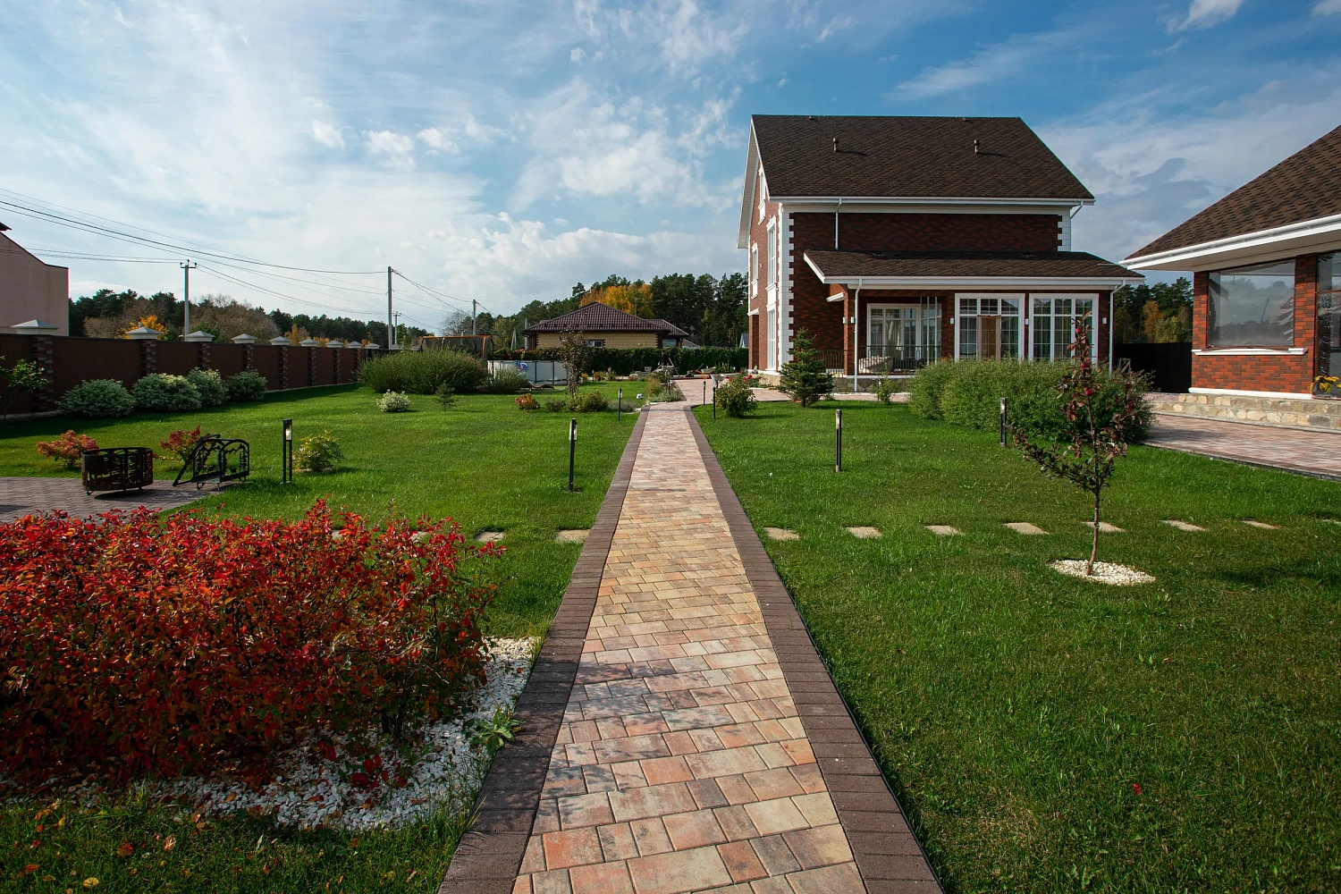 Благоустройство участка под ключ с тротуарными дорожками цвета Клен