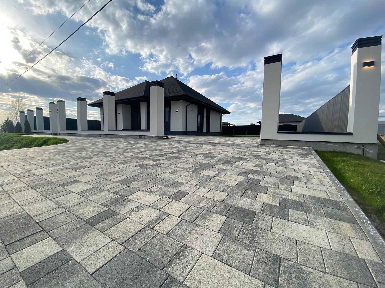 Частная территория с плиткой Старый Город в цвете Антрацит