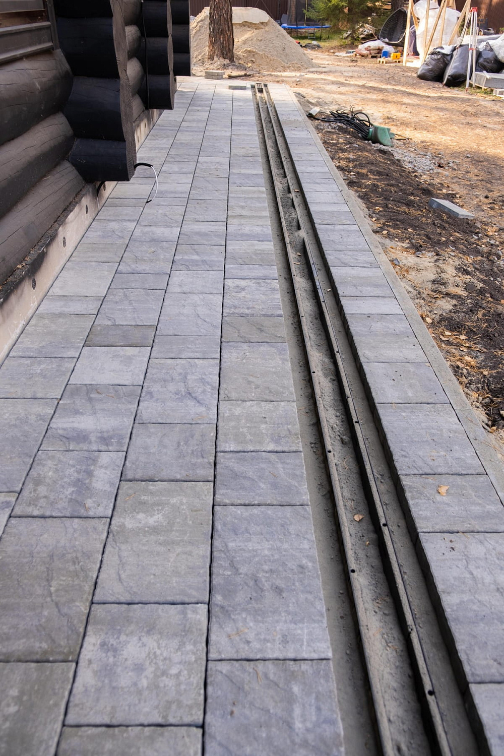 Благоустройство частного дома, плитка Литос, цвет Габбро Благоустройство частного дома, плитка Литос, цвет Габбро