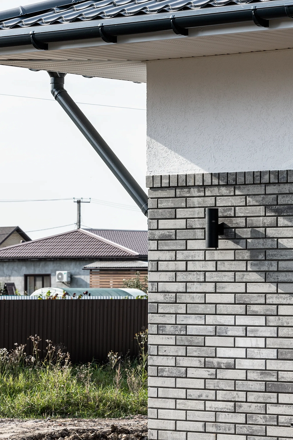 Частный дом с облицовкой вибропрессованным кирпичом Шунгит, Мрамором белым и черным