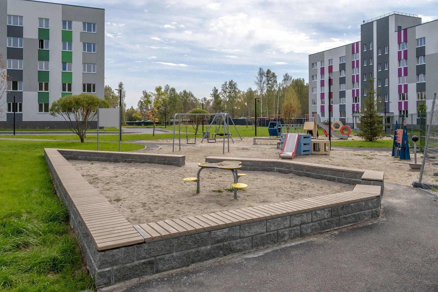 Жилой комплекс "Счастье" в Ялуторовске с декоративными ограждениями из серых бетонных блоков
